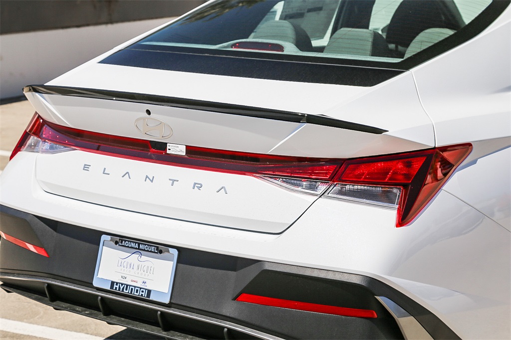 2025 Hyundai Elantra SEL Sport photo 6