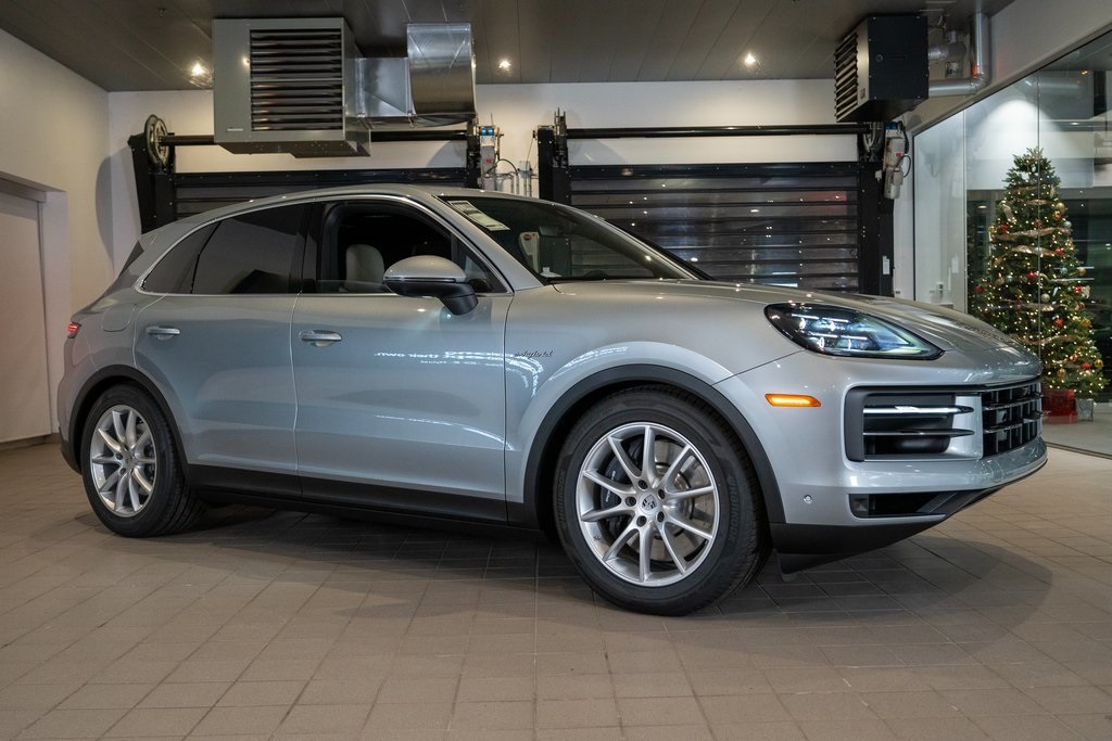 2025 Porsche Cayenne E-Hybrid photo 3