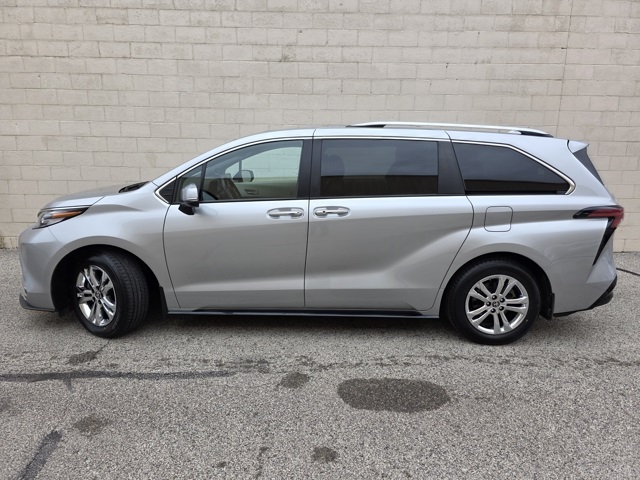 2022 Toyota Sienna Platinum photo 2