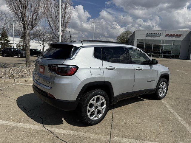 2025 Jeep Compass Latitude photo 4