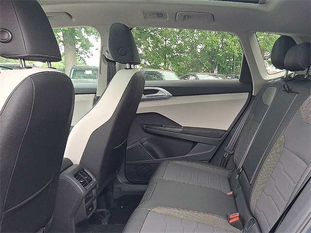 2025 Volkswagen Taos SE photo 2