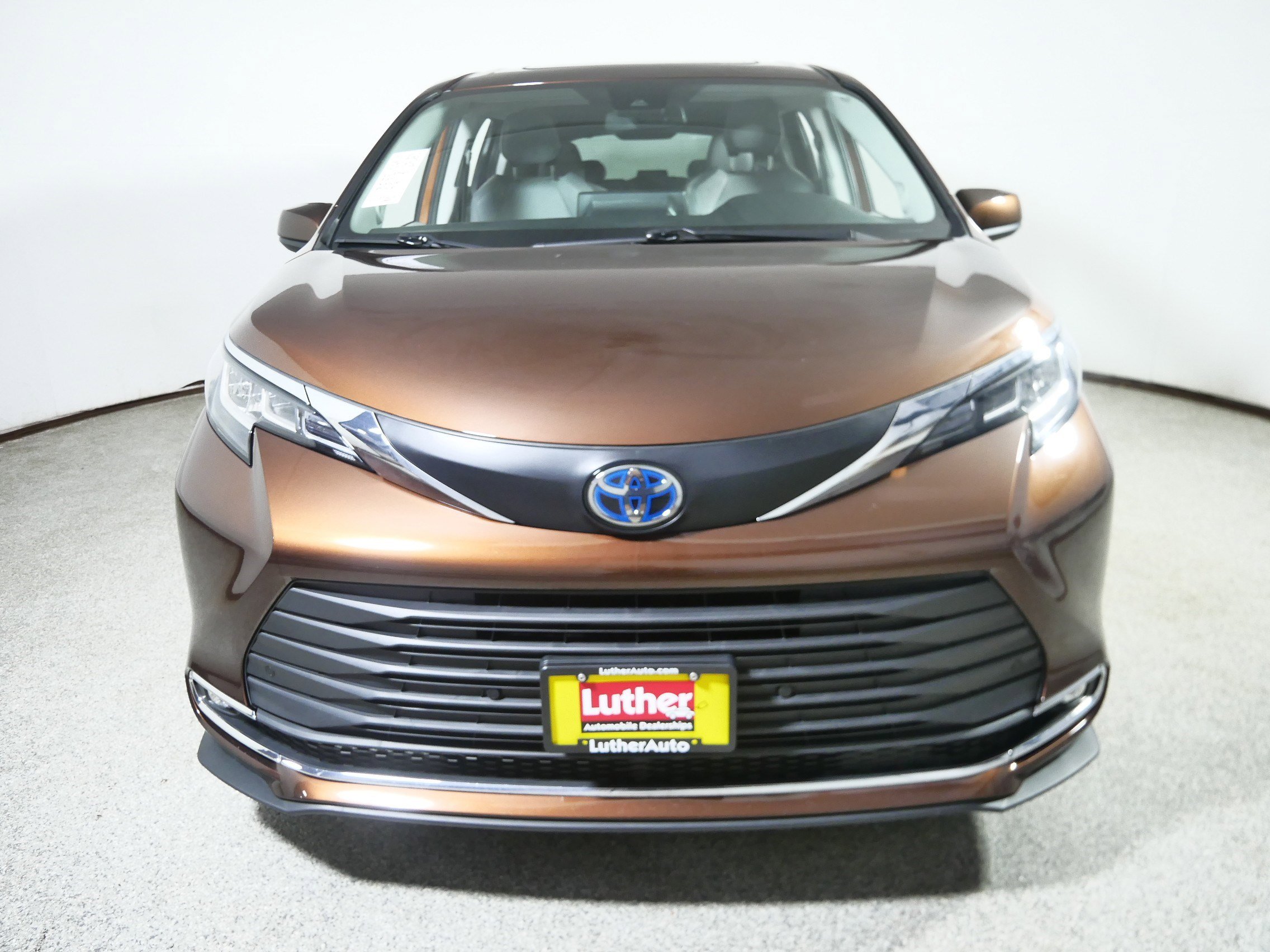Used 2021 Toyota Sienna XLE with VIN 5TDJSKFC4MS018399 for sale in Golden Valley, Minnesota