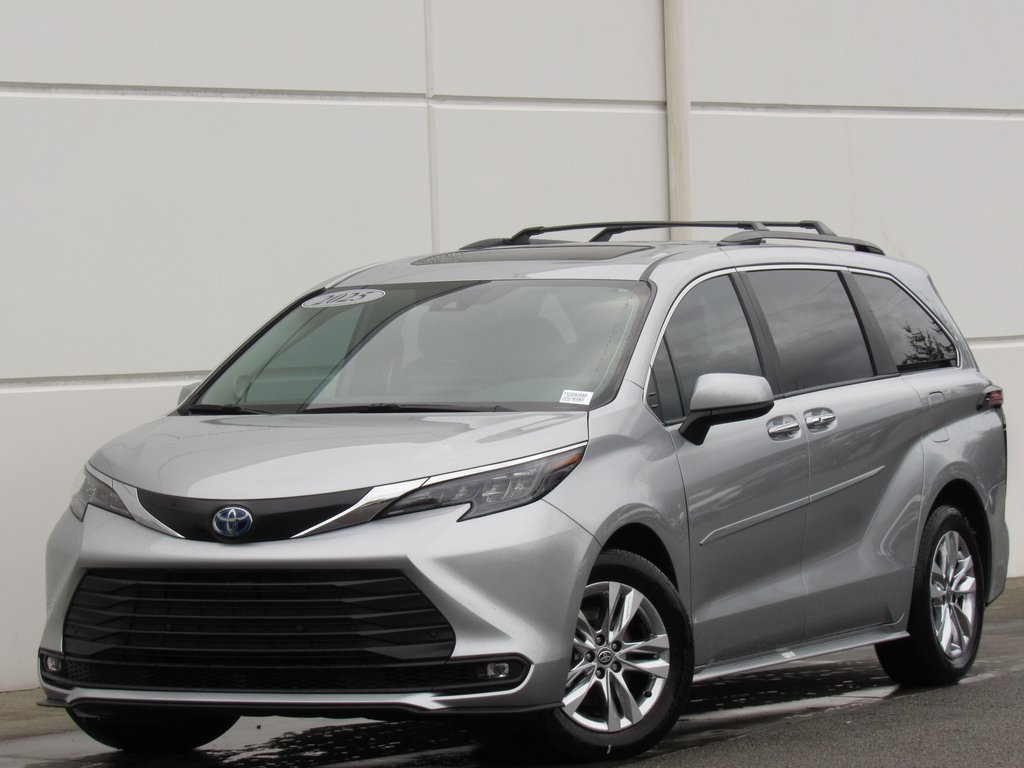 2025 Toyota Sienna XLE's photo