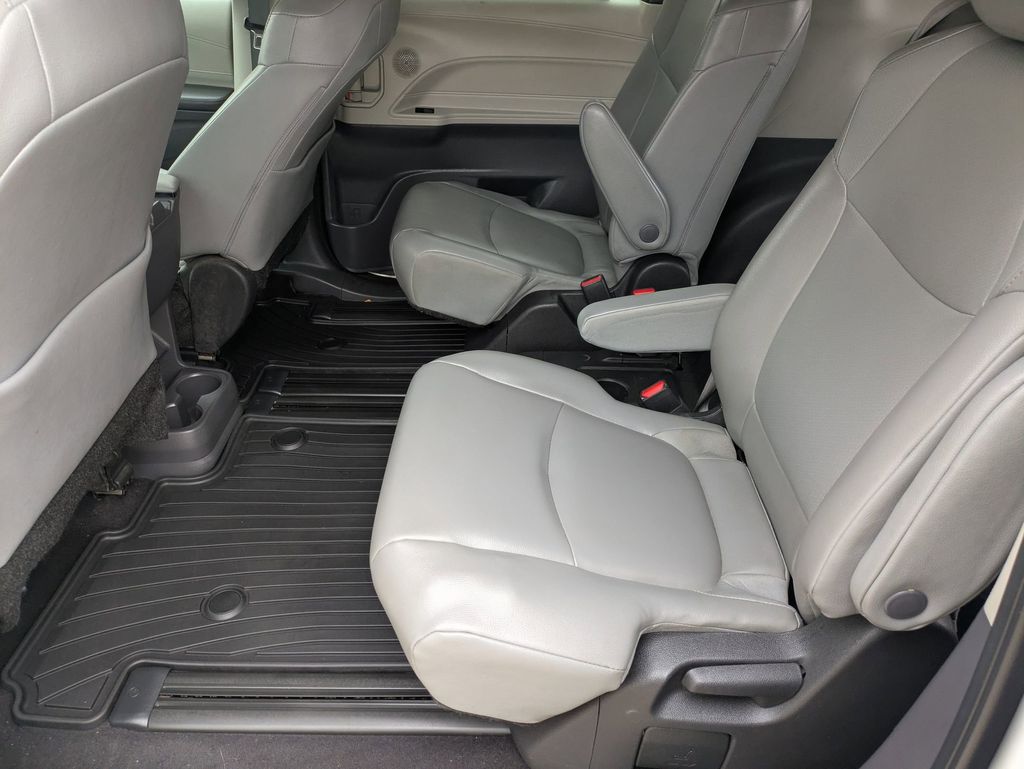 2022 Toyota Sienna XLE photo 21