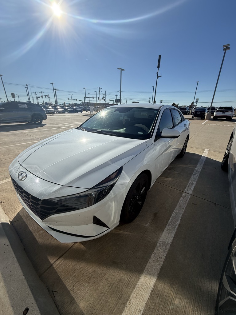2022 Hyundai Elantra SEL photo 3