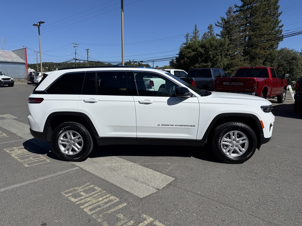 2025 Jeep Grand Cherokee Laredo Altitude photo 3