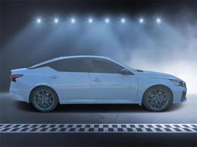 2024 Nissan Altima SR photo 2