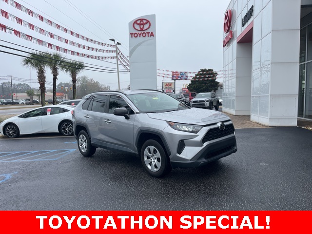 2021 Toyota RAV4 LE's photo
