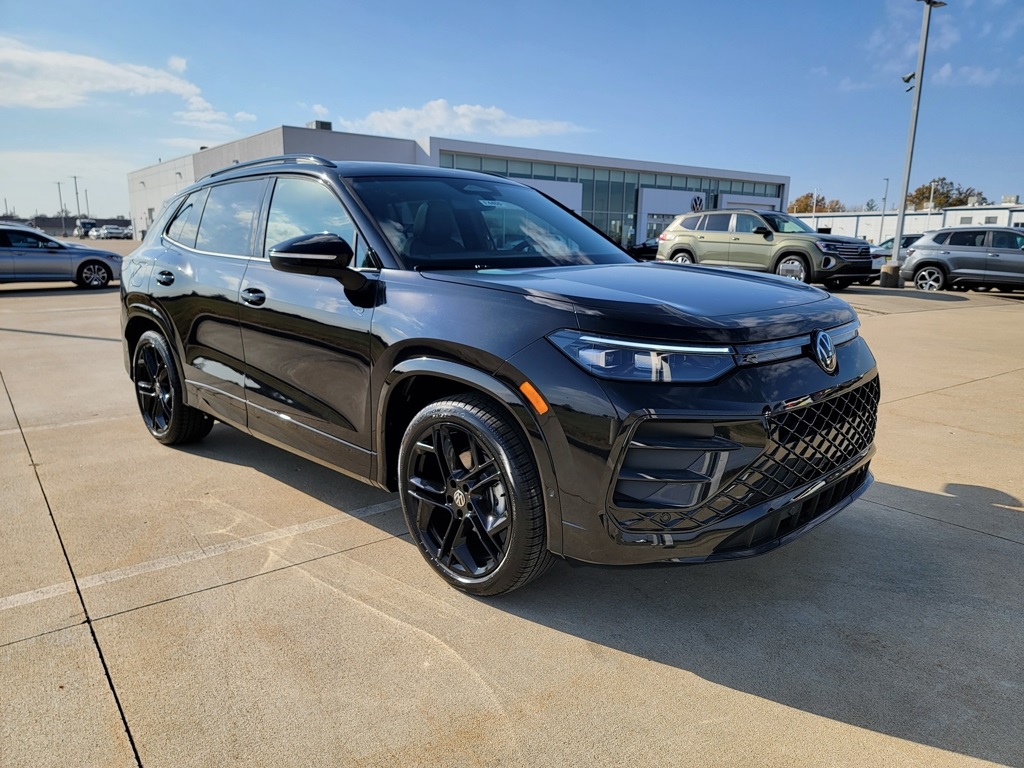 2026 Volkswagen Tiguan SE R-LINE BLACK's photo