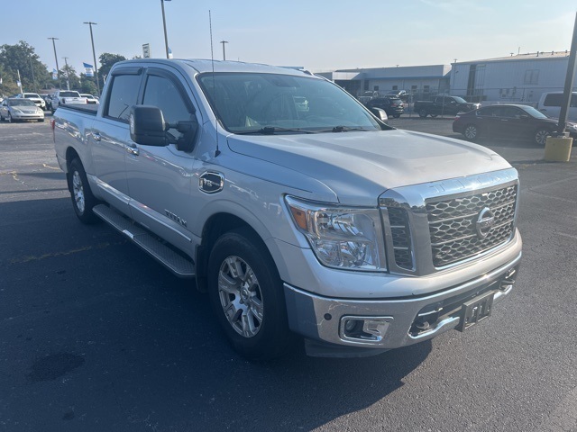2017 Nissan Titan SV Crew Cab photo 5