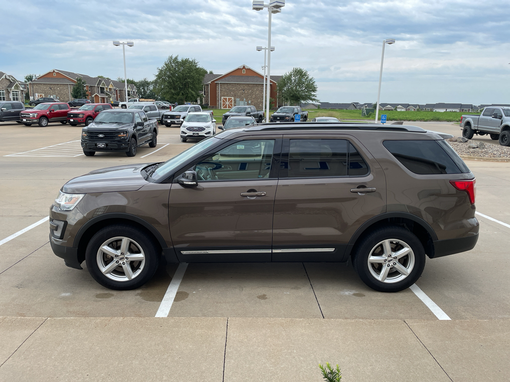 2016 Ford Explorer XLT photo 4