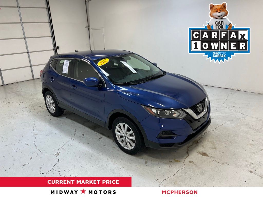 2022 Nissan Rogue Sport S's photo