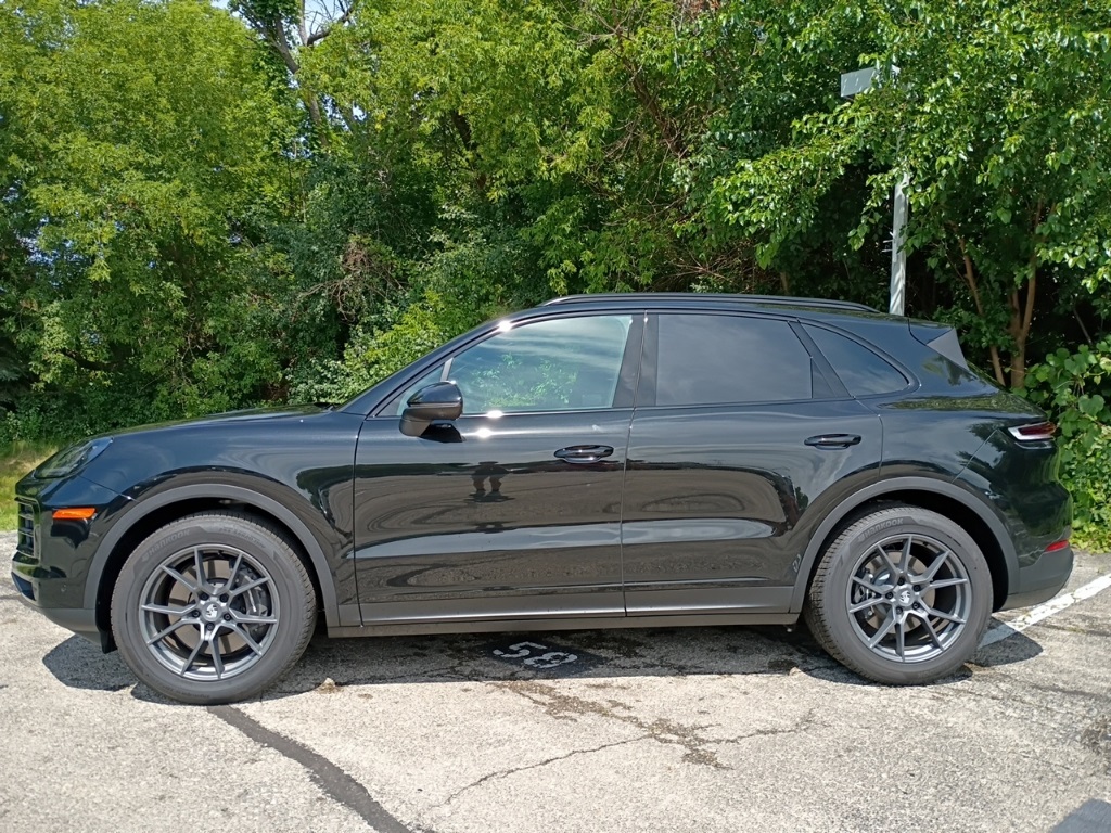 2025 Porsche Cayenne photo 2