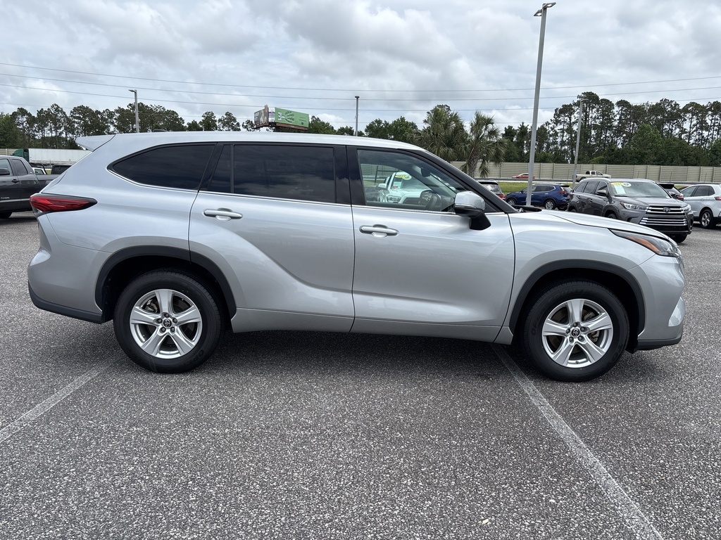 2022 Toyota Highlander LE photo 6