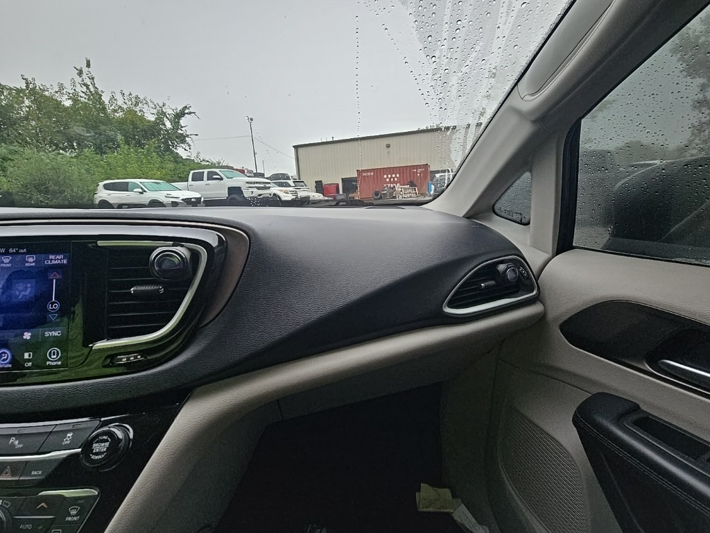 2017 Chrysler Pacifica Touring L photo 23
