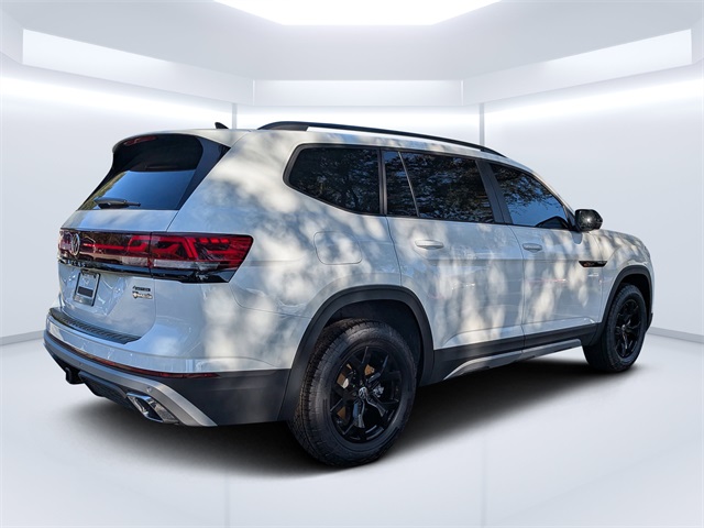 2025 Volkswagen Atlas SE Technology Peak Edition photo 2
