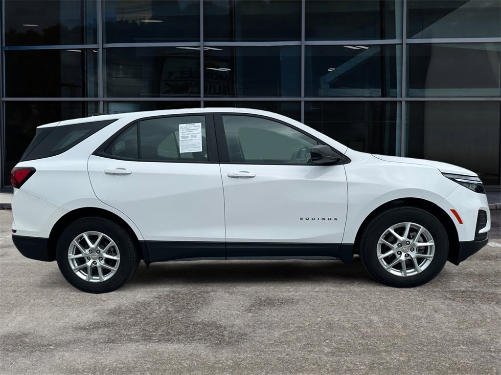 2023 Chevrolet Equinox LS photo 2