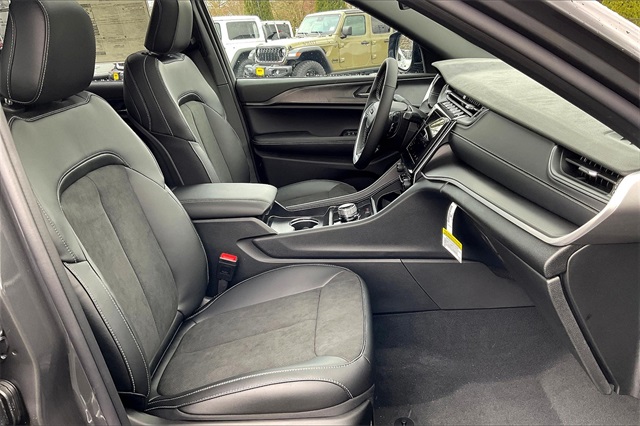 2025 Jeep Grand Cherokee Altitude photo 27