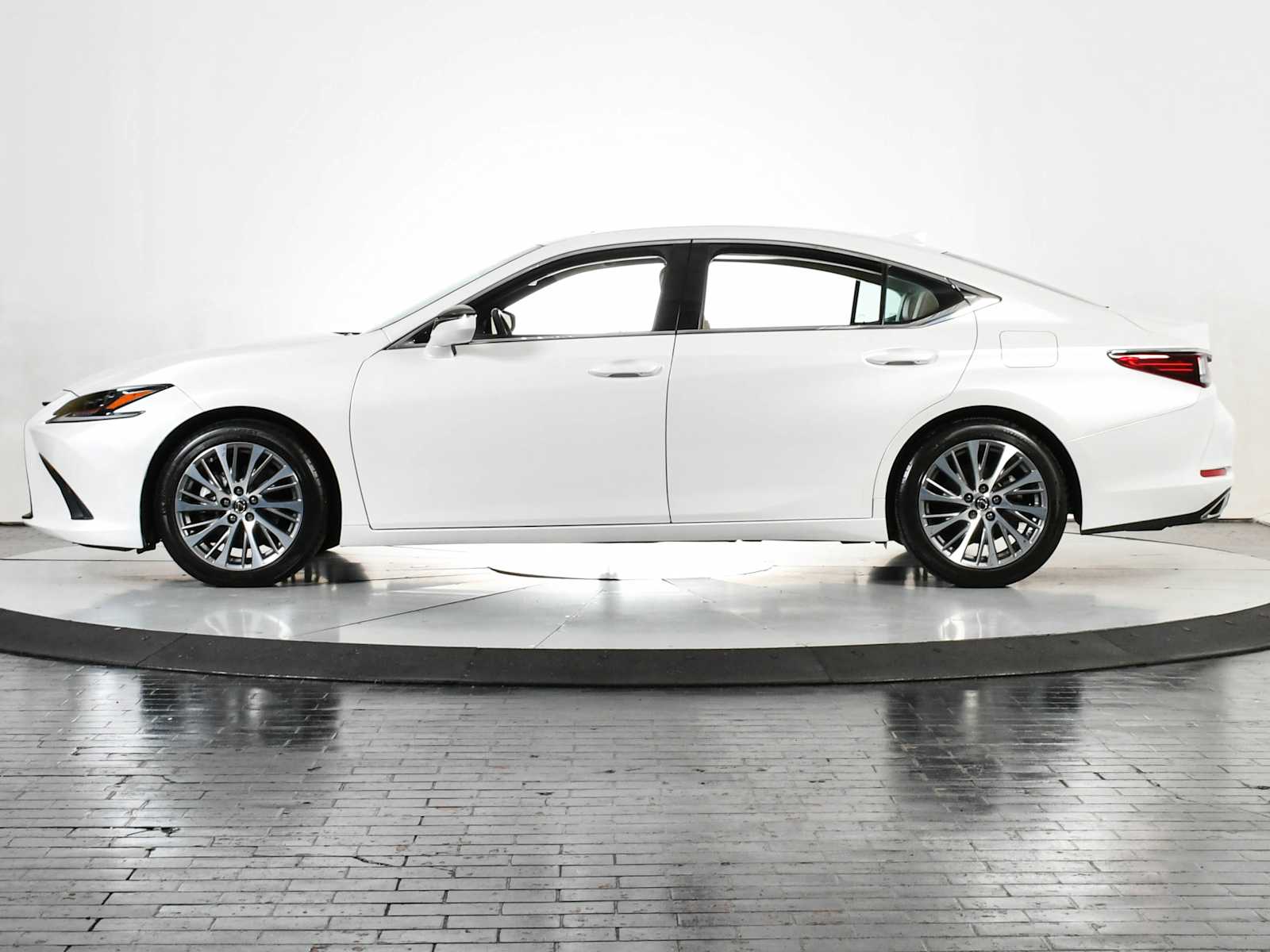 2019 Lexus ES 350 Luxury photo 2