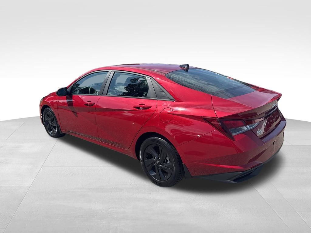 2023 Hyundai Elantra SEL photo 3