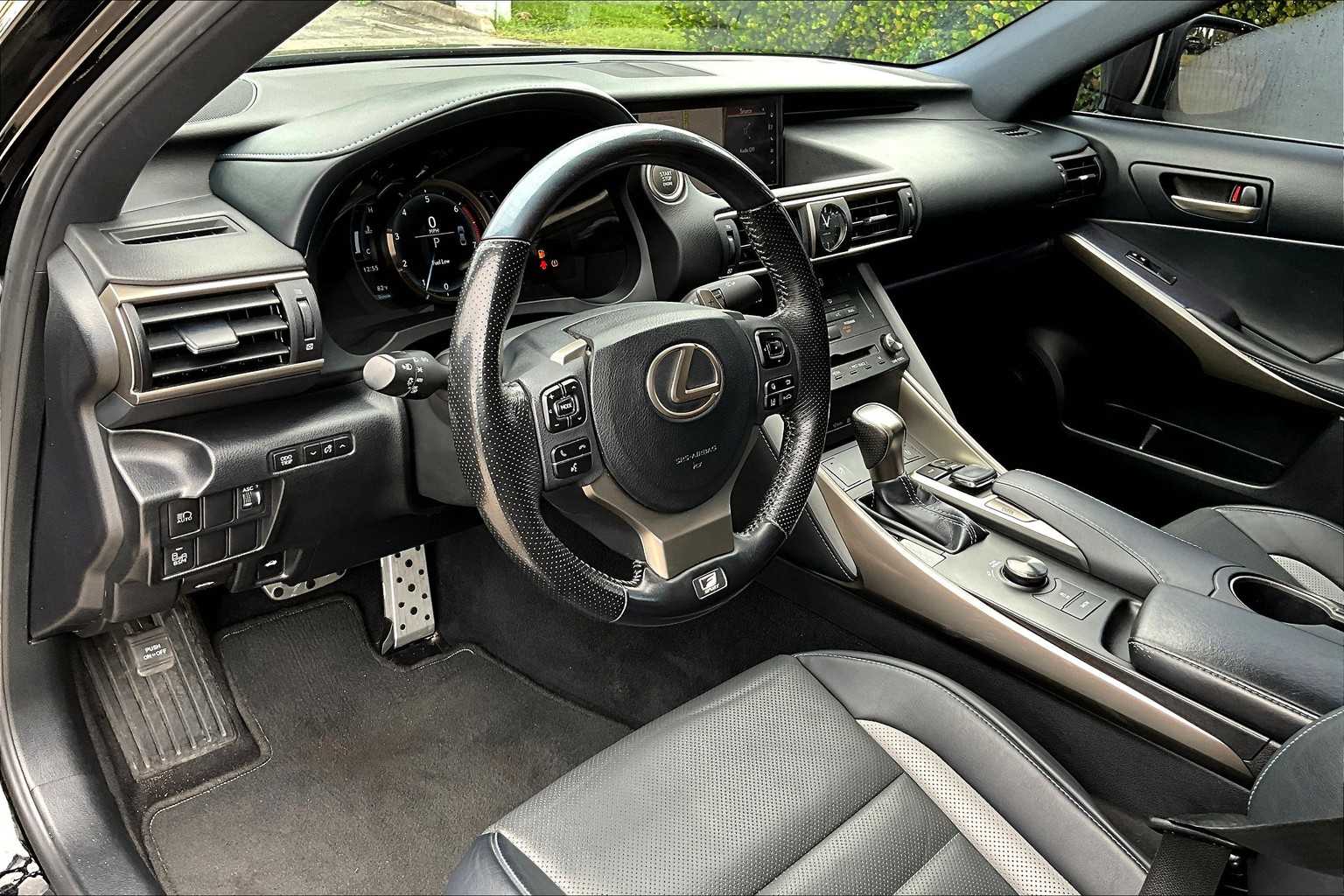 2020 Lexus IS 300 F SPORT photo 16