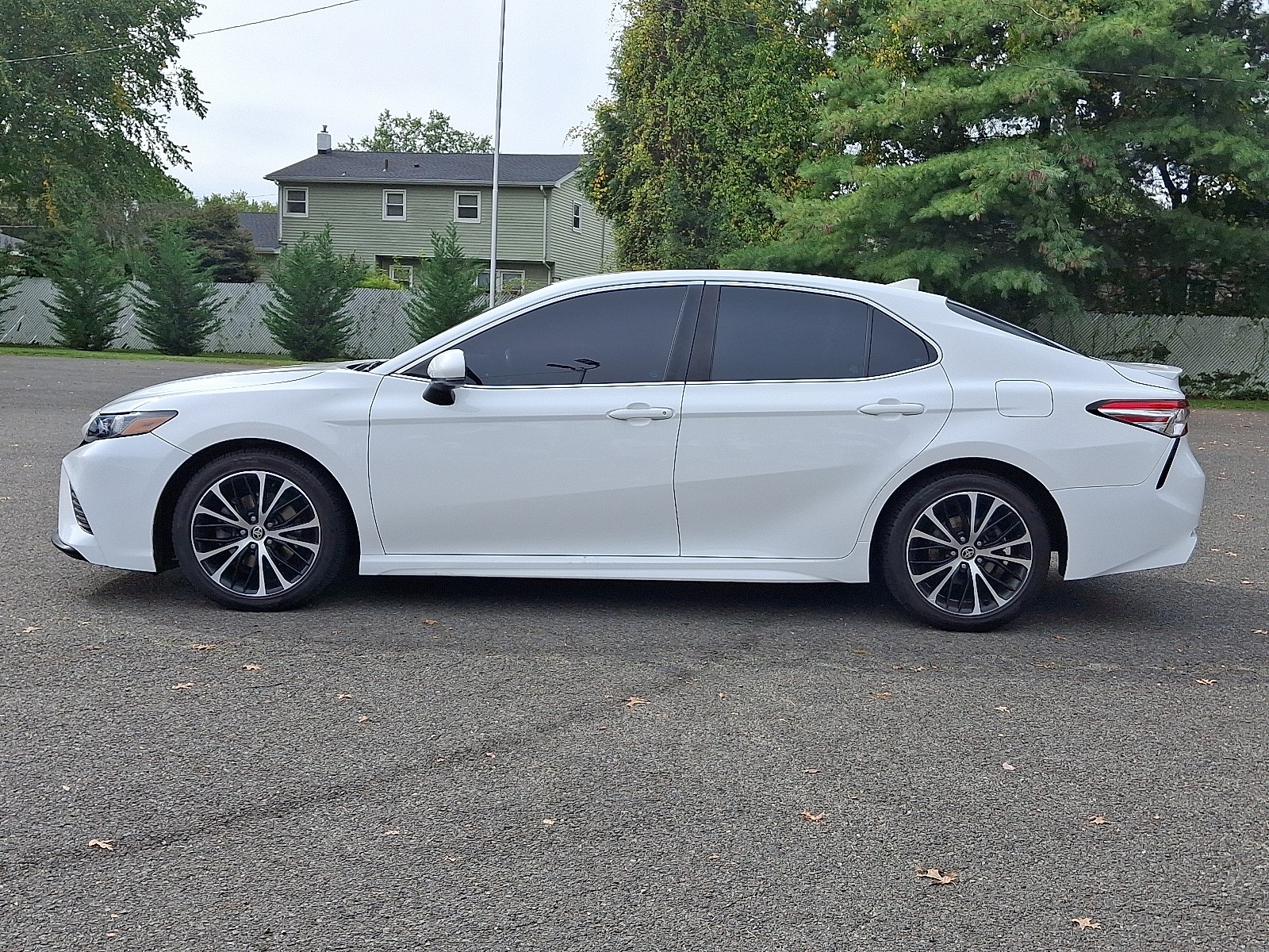 2020 Toyota Camry SE photo 4
