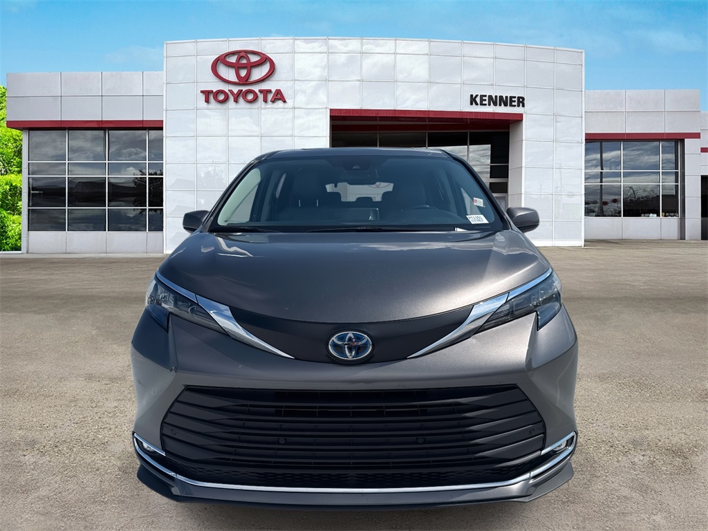 2024 Toyota Sienna XLE photo 2
