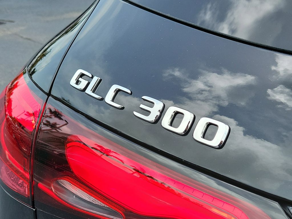 2025 Mercedes Benz GLC 300 photo 7