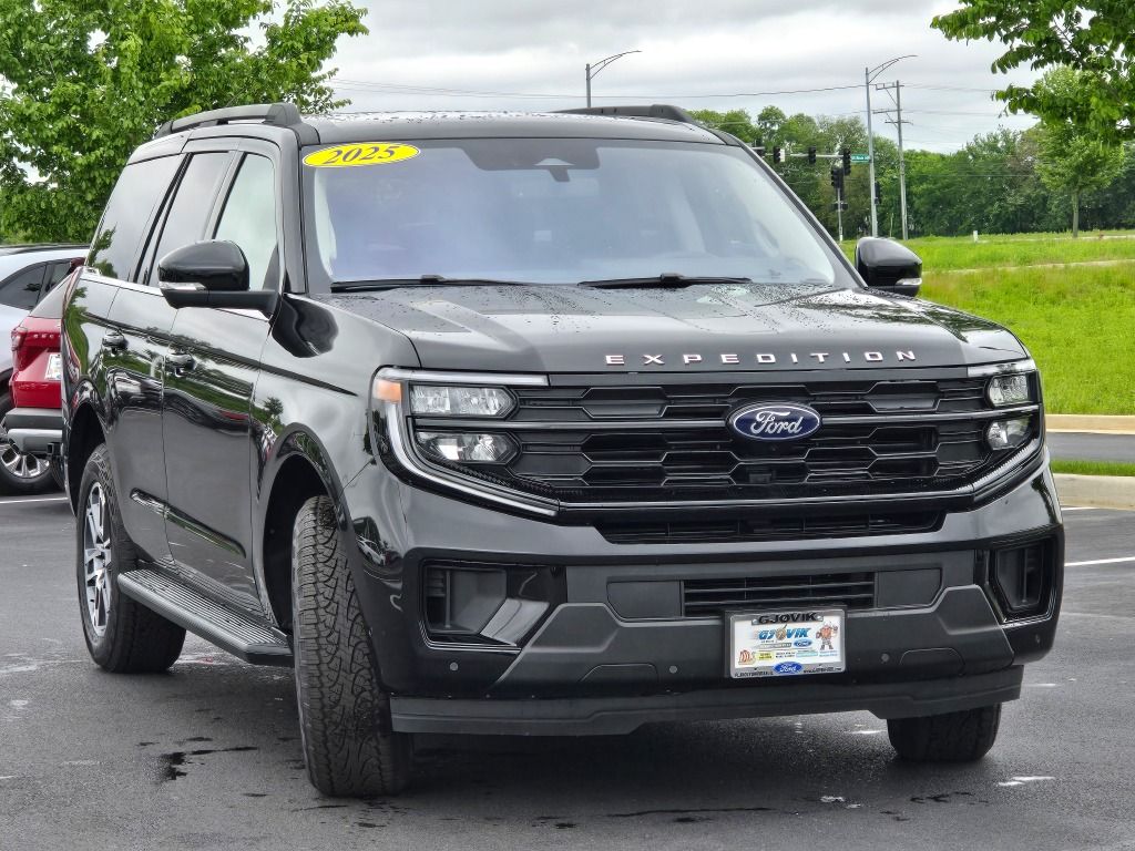 2025 Ford Expedition photo 3