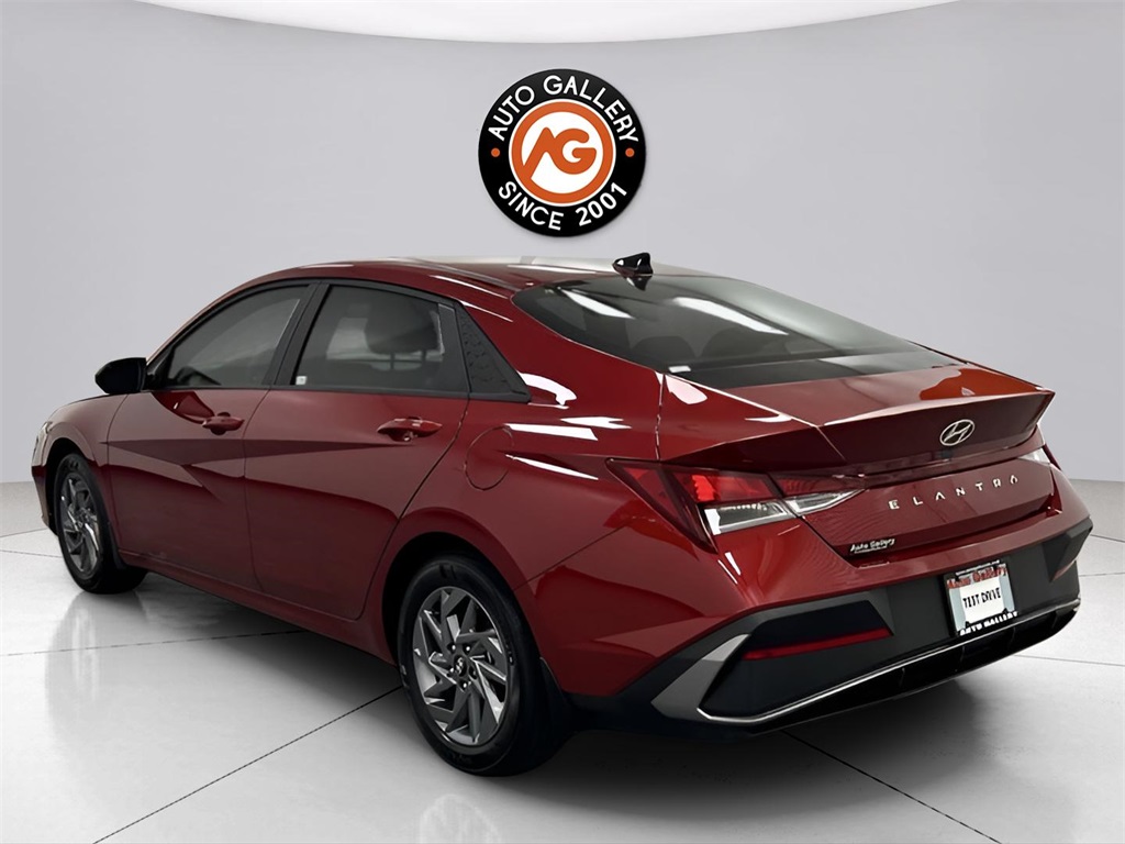 2024 Hyundai Elantra SEL photo 5