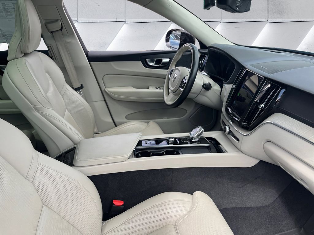 2022 Volvo XC60 B5 Inscription photo 9