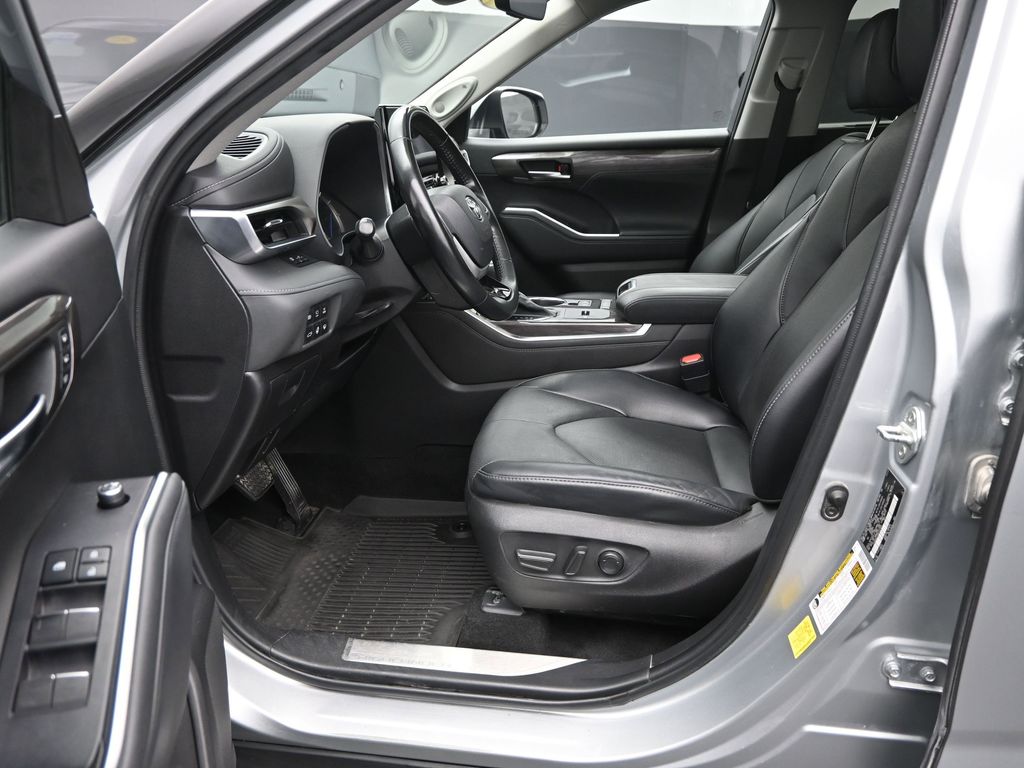 2022 Toyota Highlander Hybrid Limited photo 12