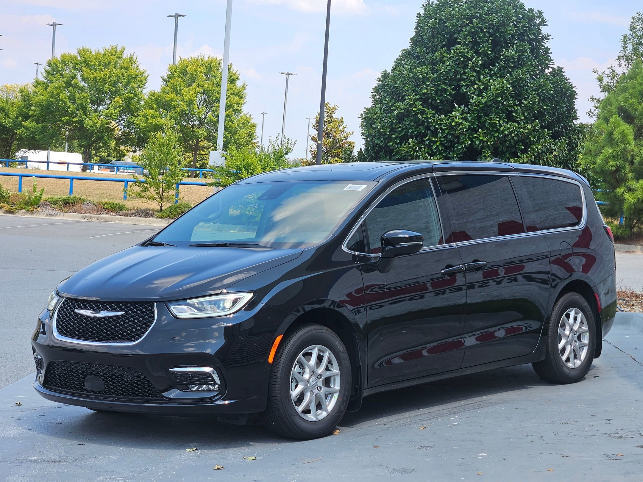 2026 Chrysler Pacifica photo 3