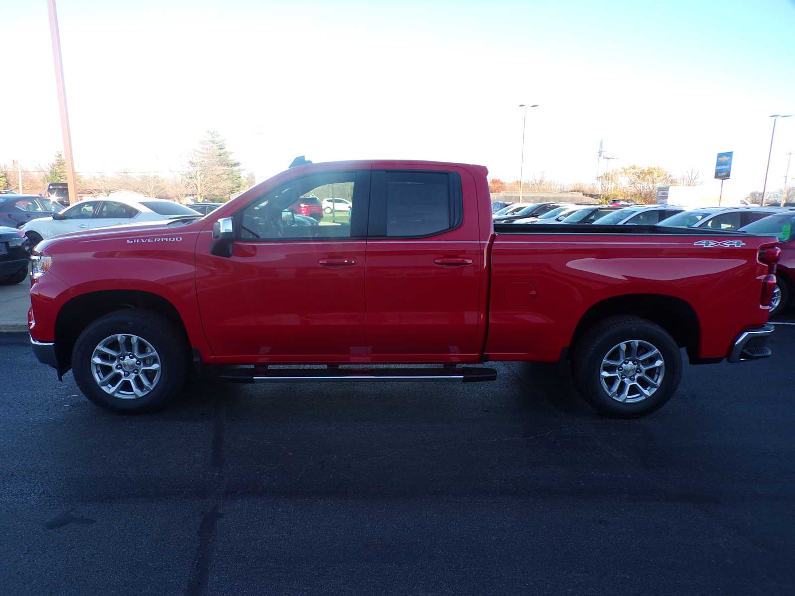 2025 Chevrolet Silverado 1500 LT photo 4