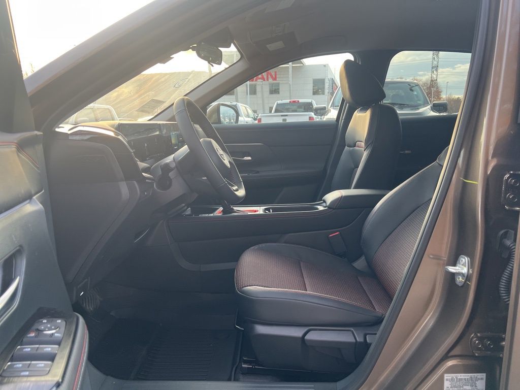 2025 Nissan Kicks SR photo 10