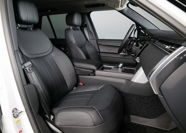 2025 Land Rover Range Rover SE photo 3