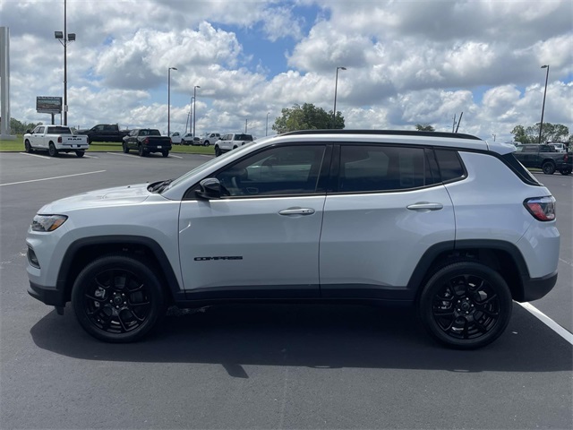 2025 Jeep Compass Latitude photo 4