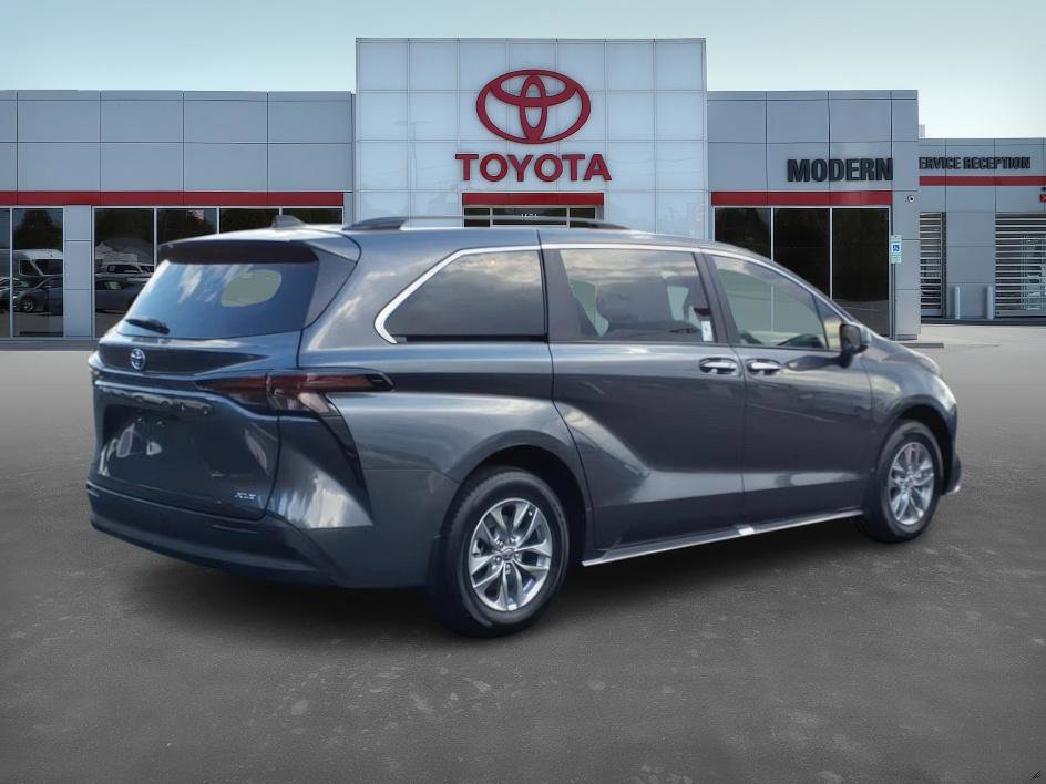 2025 Toyota Sienna Hybrid XLE photo 4