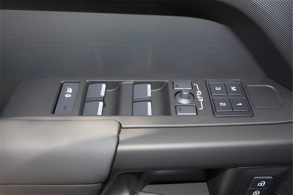 2025 Land Rover Defender 110 S photo 8