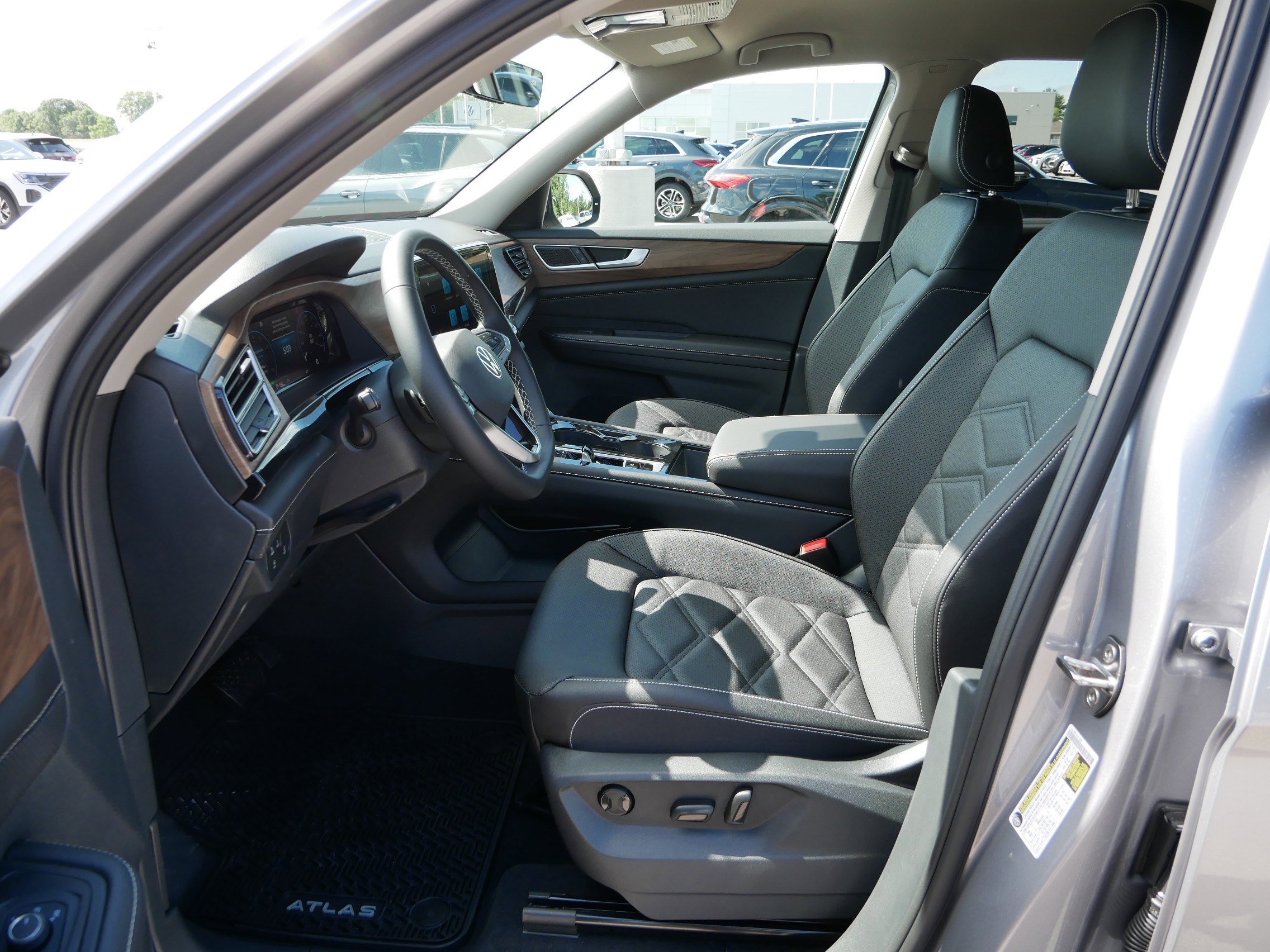 2025 Volkswagen Atlas SE Technology photo 5