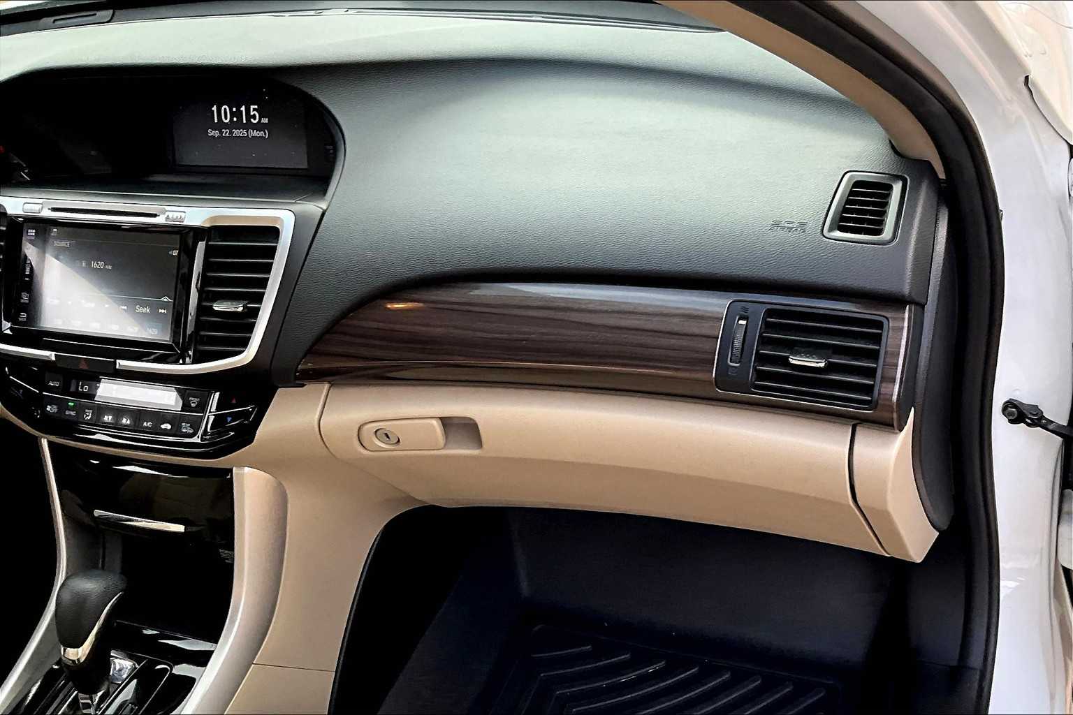 2017 Honda Accord EX photo 15