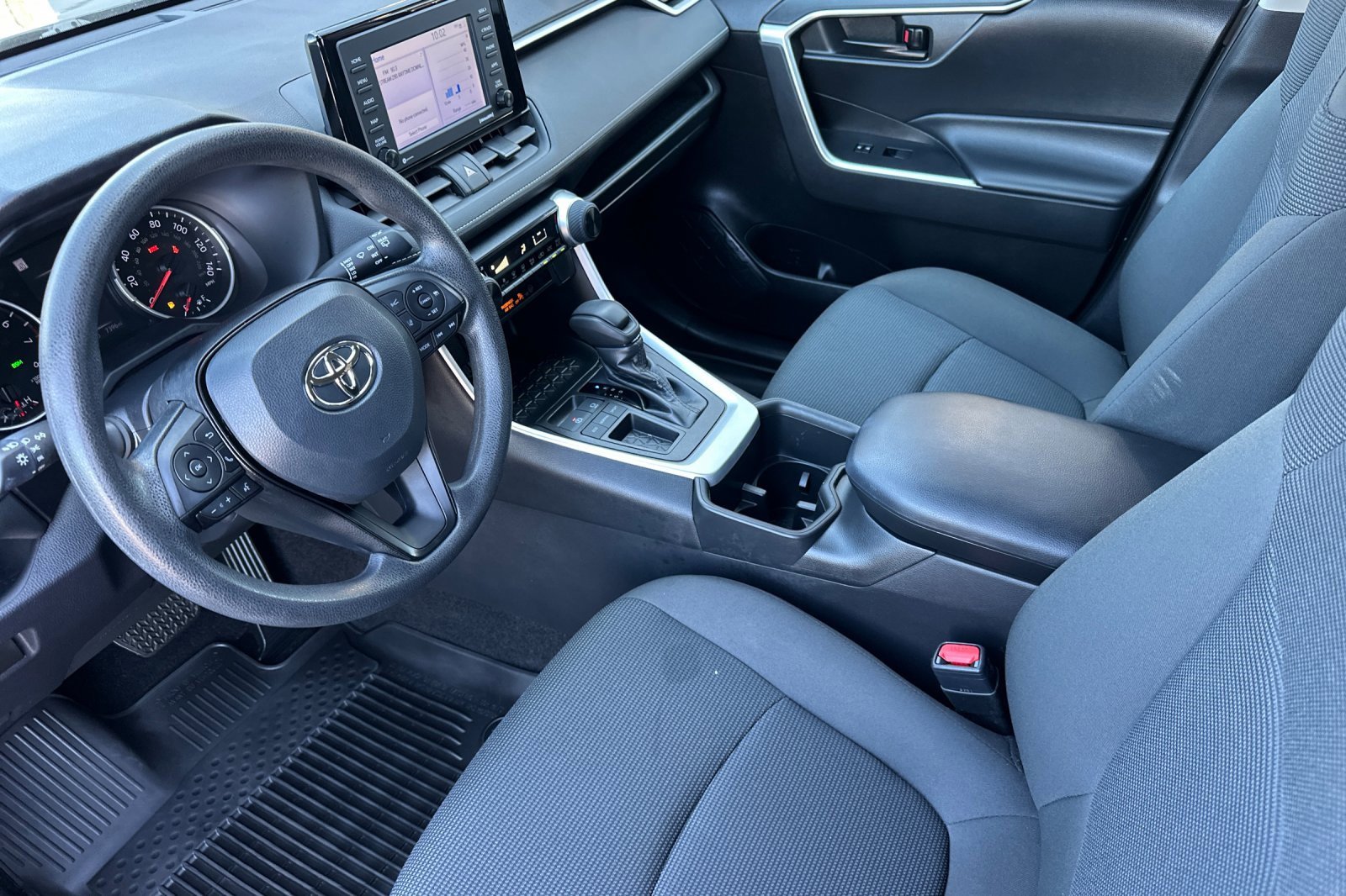 2022 Toyota RAV4 LE photo 8