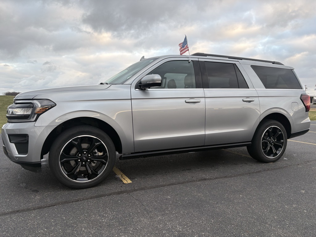 2022 Ford Expedition Limited's photo