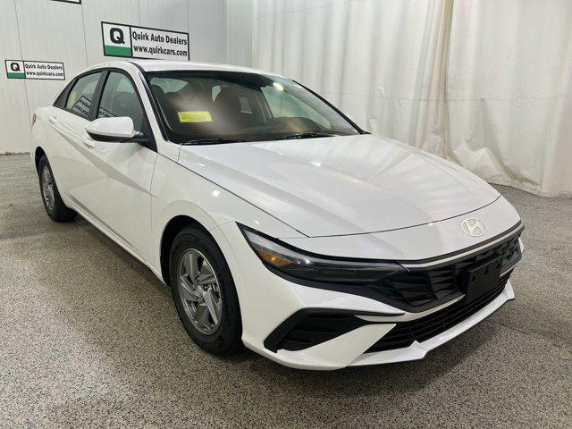 2025 Hyundai Elantra SE's photo