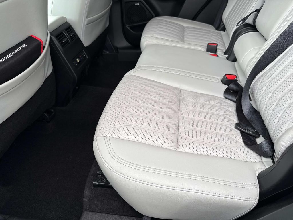 2025 Mitsubishi Outlander SEL photo 14