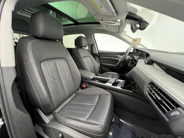 2023 Audi e-tron Premium photo 10