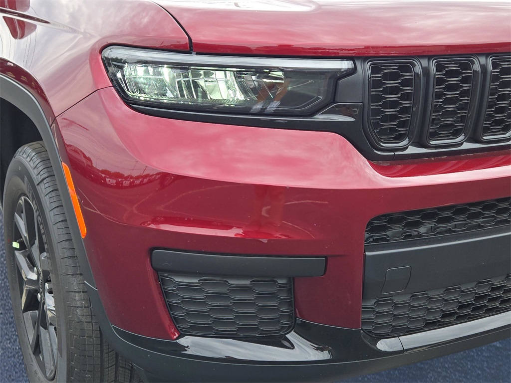2025 Jeep Grand Cherokee Altitude photo 2
