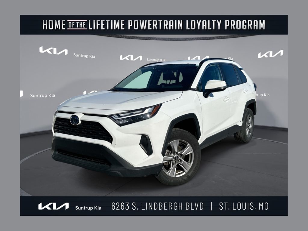2024 Toyota RAV4 XLE's photo