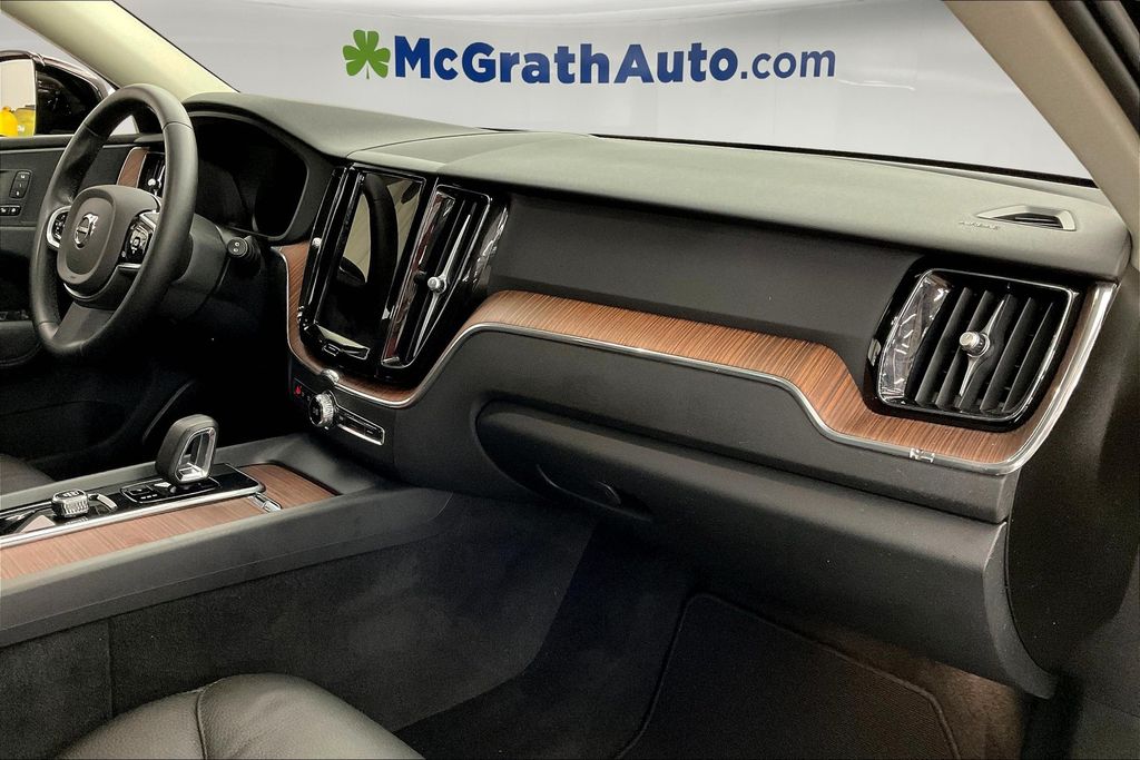 2023 Volvo XC60 B5 Plus photo 15