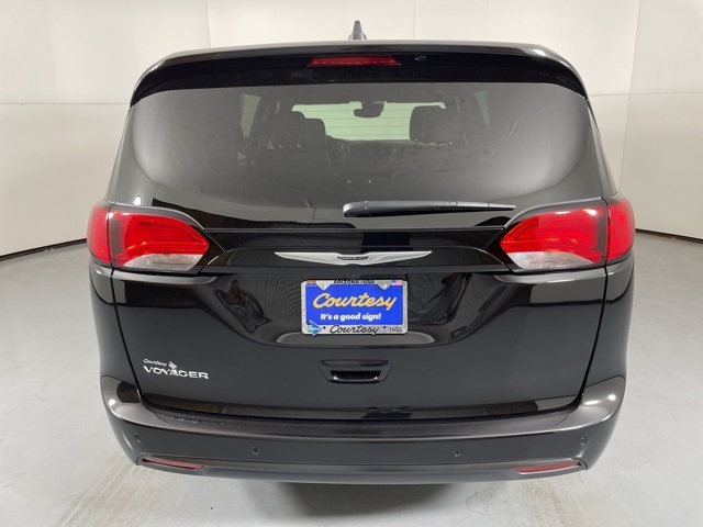 2025 Chrysler Voyager LX photo 4